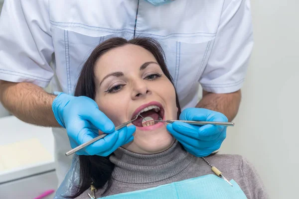 Médico Inspeccionando Los Dientes Del Paciente Con Espejo Cerca — Foto de Stock