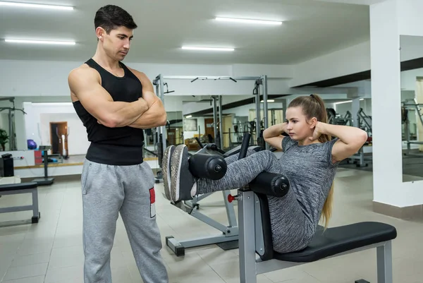 Personal Trainer Olhando Para Mulher Fazendo Exercício — Fotografia de Stock