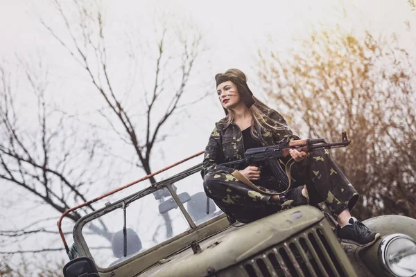 Joven Soldado Con Rifle Posando Coche Militar — Foto de Stock