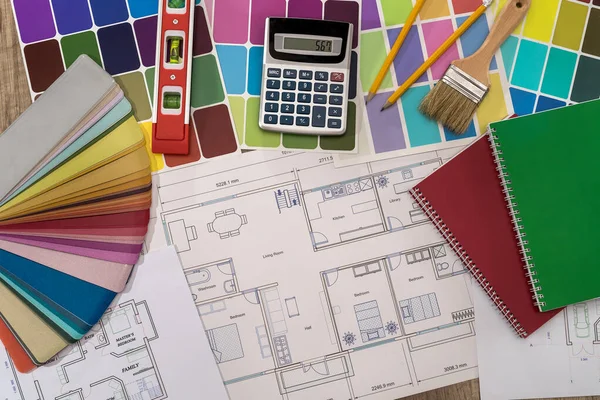 テーブルの上にカラーパレットと異なる家の計画 — ストック写真