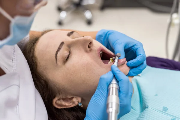 Γυναίκα Στην Οδοντιατρική Καθιστώντας Υγιεινή Των Δοντιών — Φωτογραφία Αρχείου