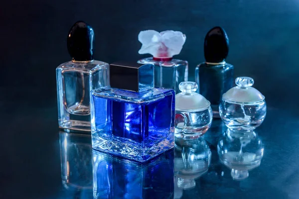 Kolekcja Butelek Perfum Ciemnym Tle — Zdjęcie stockowe