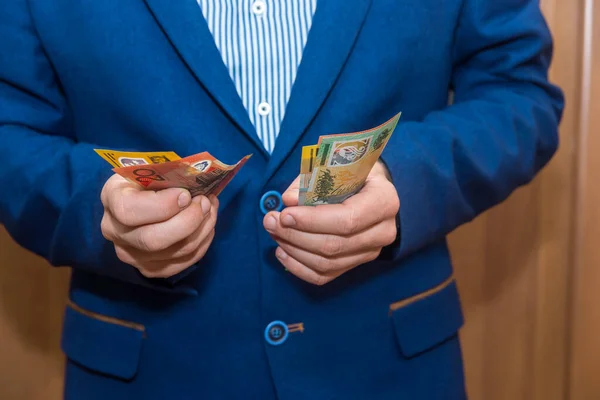 Mężczyzna Ręce Trzymając Australijskie Banknoty Dolarowe Zbliżenie — Zdjęcie stockowe