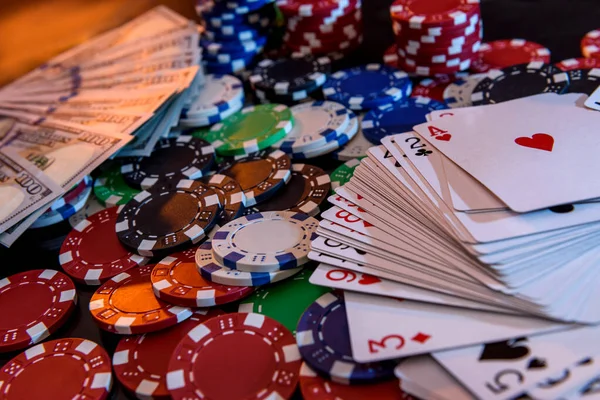 Notas Dólar Com Fichas Poker Cartas Baralho — Fotografia de Stock