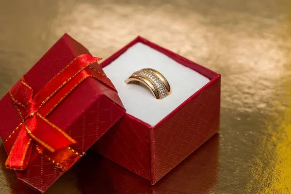 Anello Oro Scatola Regalo Rossa Sfondo Dorato — Foto Stock