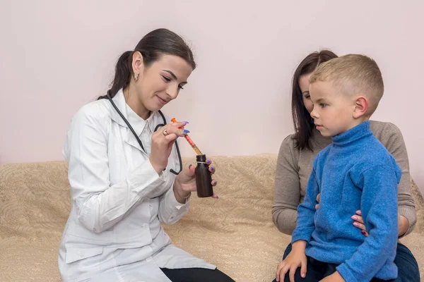 Pédiatre Donnant Des Médicaments Petit Garçon Assis Sur Les Genoux — Photo