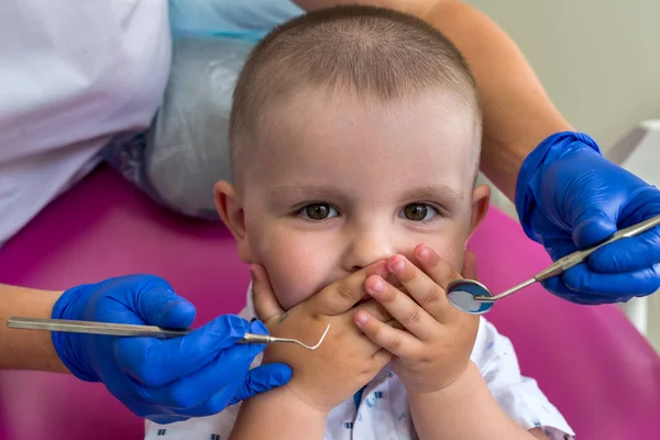 Mały Chłopiec Dentystyce Zamyka Usta Rękami — Zdjęcie stockowe