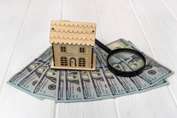 Концепция Недвижимости Долларами Деревянной Моделью Дома — стоковое фото