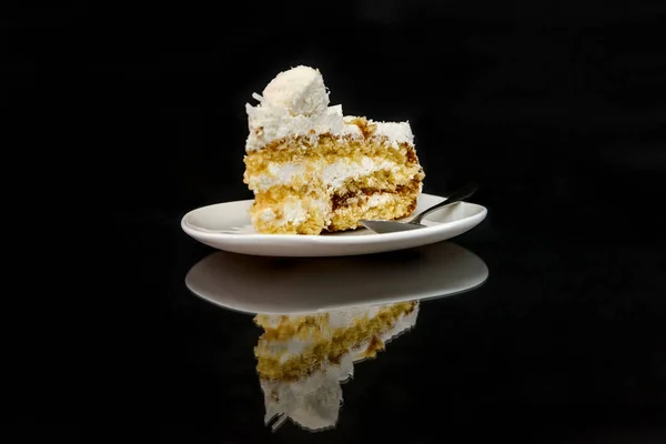 反射板上のおいしいケーキの作品 — ストック写真