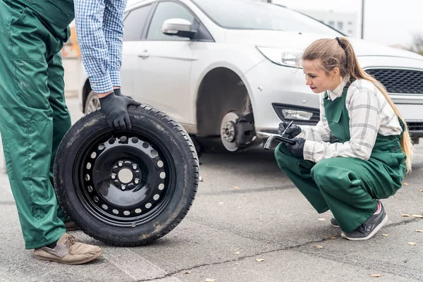 Žena Mechanik Kontrola Náhradní Kolo Blízkosti Auta — Stock fotografie