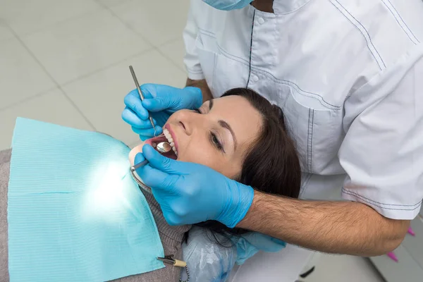 Dentista Que Compara Color Los Dientes Del Paciente Con Muestreador — Foto de Stock