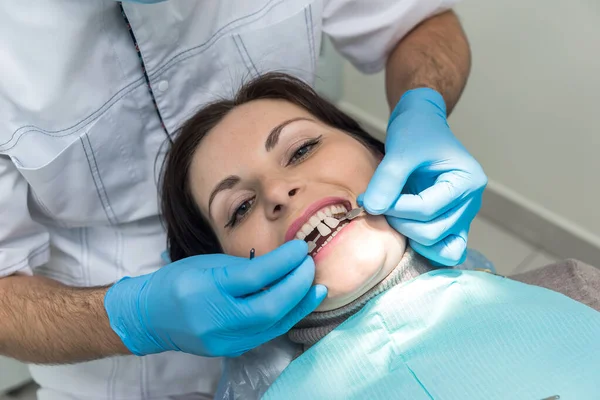 Diş Hekimi Hastanın Diş Rengini Örnekleyici Ile Karşılaştırıyor — Stok fotoğraf