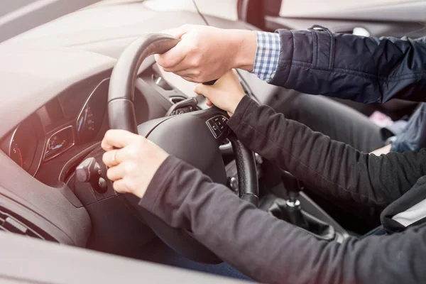 Mani Dell Istruttore Aiutano Giovane Donna Guidare Auto — Foto Stock