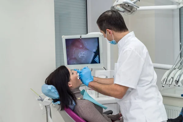 Paciente Dentista Mirando Pantalla Odontología —  Fotos de Stock