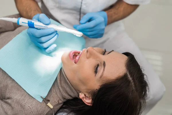 Dentista Revisando Los Dientes Del Paciente Con Cámara Estomatología — Foto de Stock