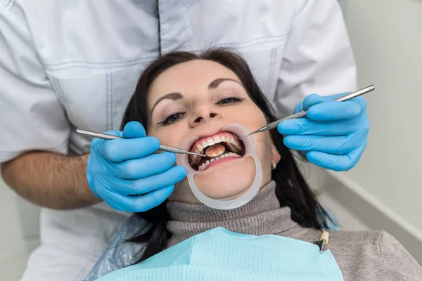 Manos Dentistas Con Instrumentos Primer Plano Cara Del Paciente — Foto de Stock