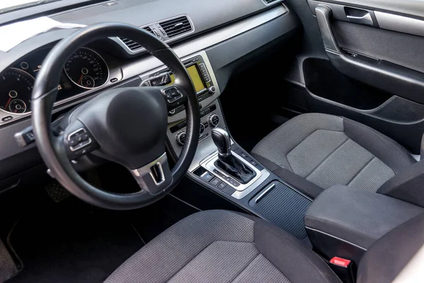 Interior Del Coche Vista Sobre Volante Salpicadero —  Fotos de Stock