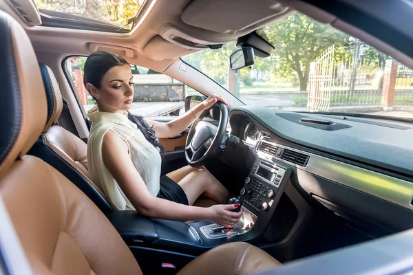 Atractivo Conductor Morena Mujer Cambio Transmisión Automática — Foto de Stock