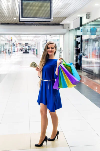 Kvinna Med Dollar Och Väskor Går Shopping — Stockfoto