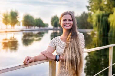 Rıhtımda uzun elbiseli güzel bir kadın.