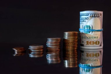 Koyu arkaplanda dolar banknotları ve paralar