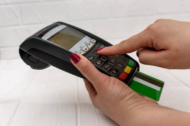 Bankacılık terminalinde insan eli tuşlara basıyor