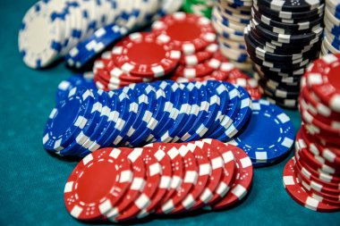 Masada renkli poker çipleri var.
