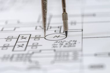 Mühendis arka plan olarak beyaz kağıda resim çiziyor