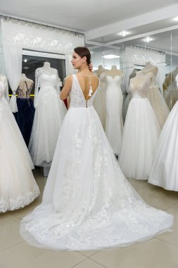 Genç ve minik gelinlik kuaförde.