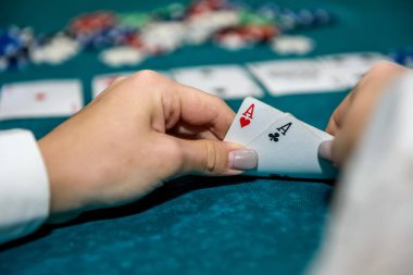 Poker fişleri ve kağıt oynayan kadın eli kapat.