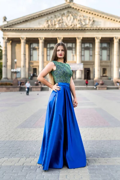 Hermosa Mujer Morena Con Vestido Rojo Posando Calle — Foto de Stock