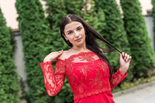 Piękna Brunetka Czerwonej Sukience Przeciwko Krajobrazowi Miejskiemu — Zdjęcie stockowe