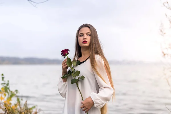 Mulher Com Rosa Posando Contra Água Lago — Fotografia de Stock