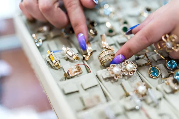 珠宝收藏品上有金戒指的女性手 — 图库照片