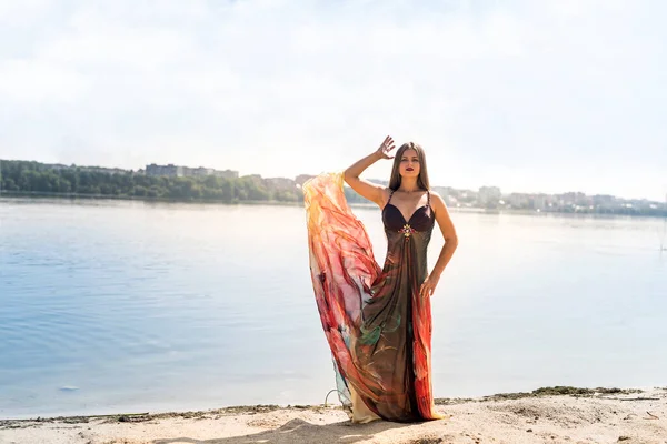 Привлекательная Женщина Платье Позирует Пляже — стоковое фото