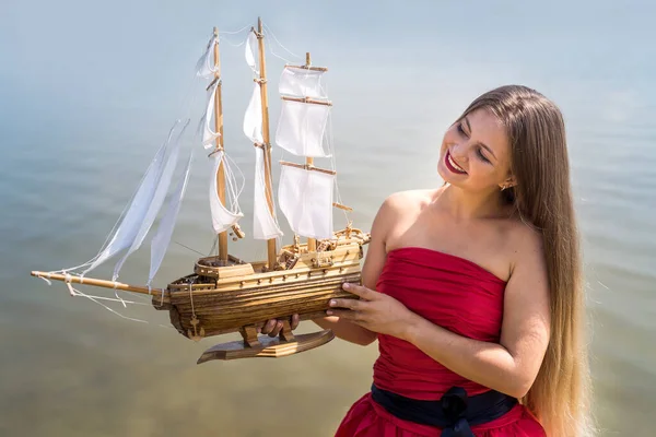 Женщина Красном Платье Моделью Лодки Пляже — стоковое фото