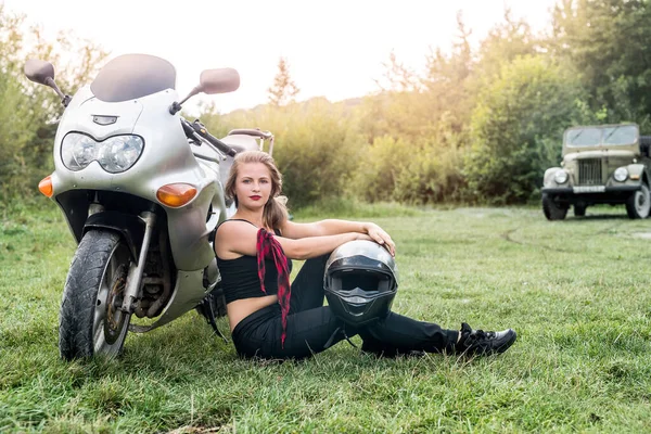 Mooie Jonge Vrouw Poseren Met Motorfiets Buiten — Stockfoto