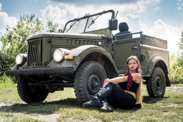 Женщина Сидящая Земле Возле Военного Автомобиля — стоковое фото