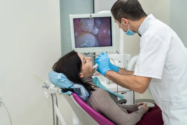 Dentysta Sprawdza Zęby Pacjenta Aparatem Fotograficznym Stomatologii — Zdjęcie stockowe