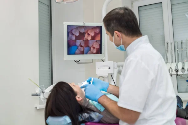 Zahnarzt Untersucht Zähne Des Patienten Mit Mundkamera — Stockfoto