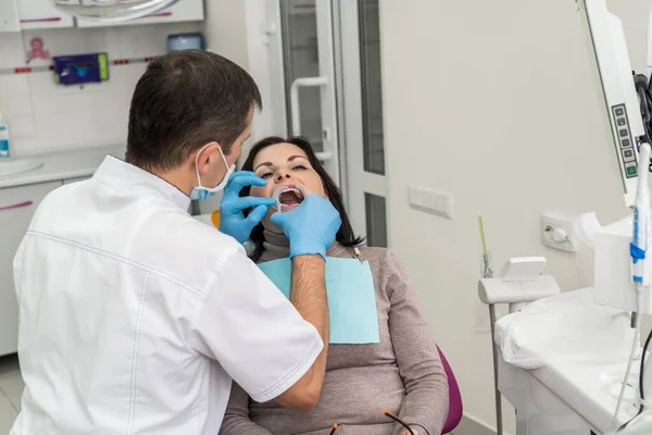 Dentista Trabajando Con Paciente Consultorio Odontológico — Foto de Stock