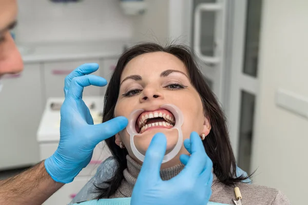 Kadın Hastayla Çalışan Dişçi Yakın Plan — Stok fotoğraf