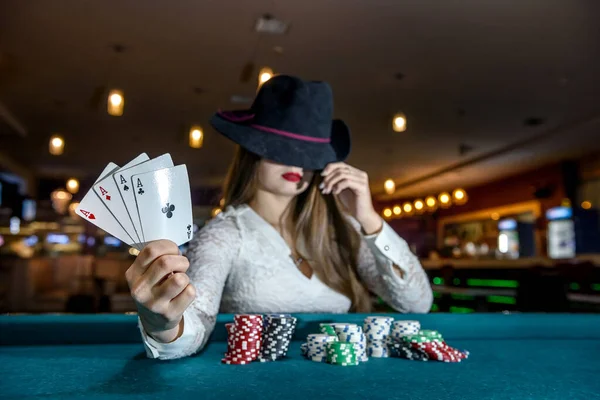 Kvinna Hatt Med Spelkort Och Pokermarker Casino — Stockfoto
