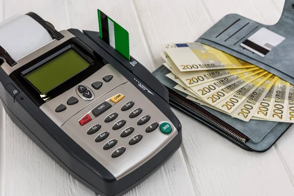 財布とクレジットカードでユーロで銀行ターミナル — ストック写真