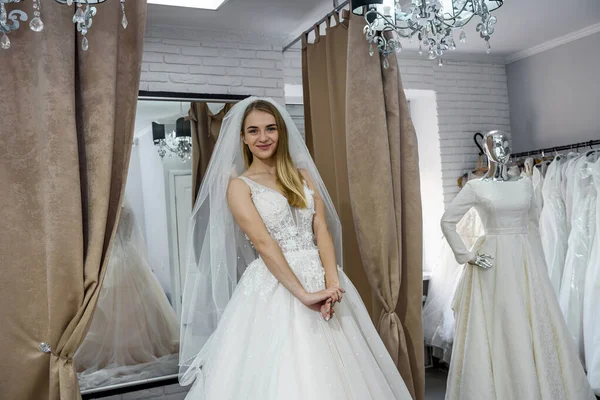 Красивая Невеста Свадебном Платье Стоит Бутике — стоковое фото