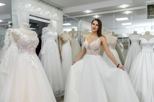 Невеста Свадебном Платье Ателье — стоковое фото