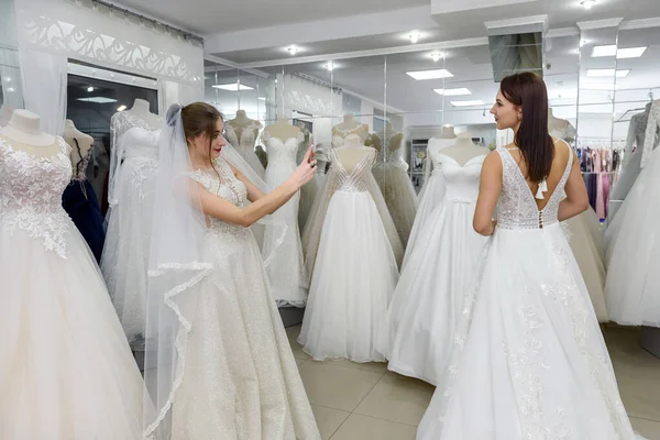 Gelinlik Salonunda Beyaz Elbiseler Giyen Çekici Genç Kadınların Portresi — Stok fotoğraf