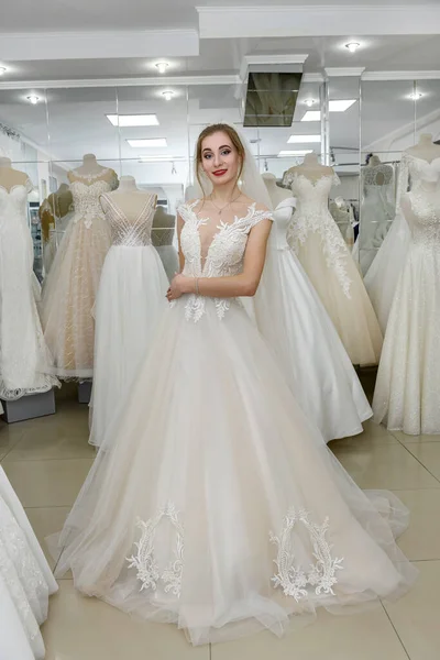 Молодая Невеста Примеряет Свадебное Платье Салоне — стоковое фото