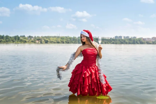 Linda Santa Mulher Posando Água Com Champanhe — Fotografia de Stock