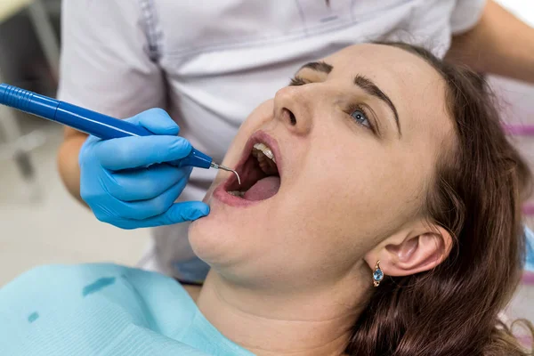 Manos Dentista Guantes Con Herramienta Cara Mujer — Foto de Stock